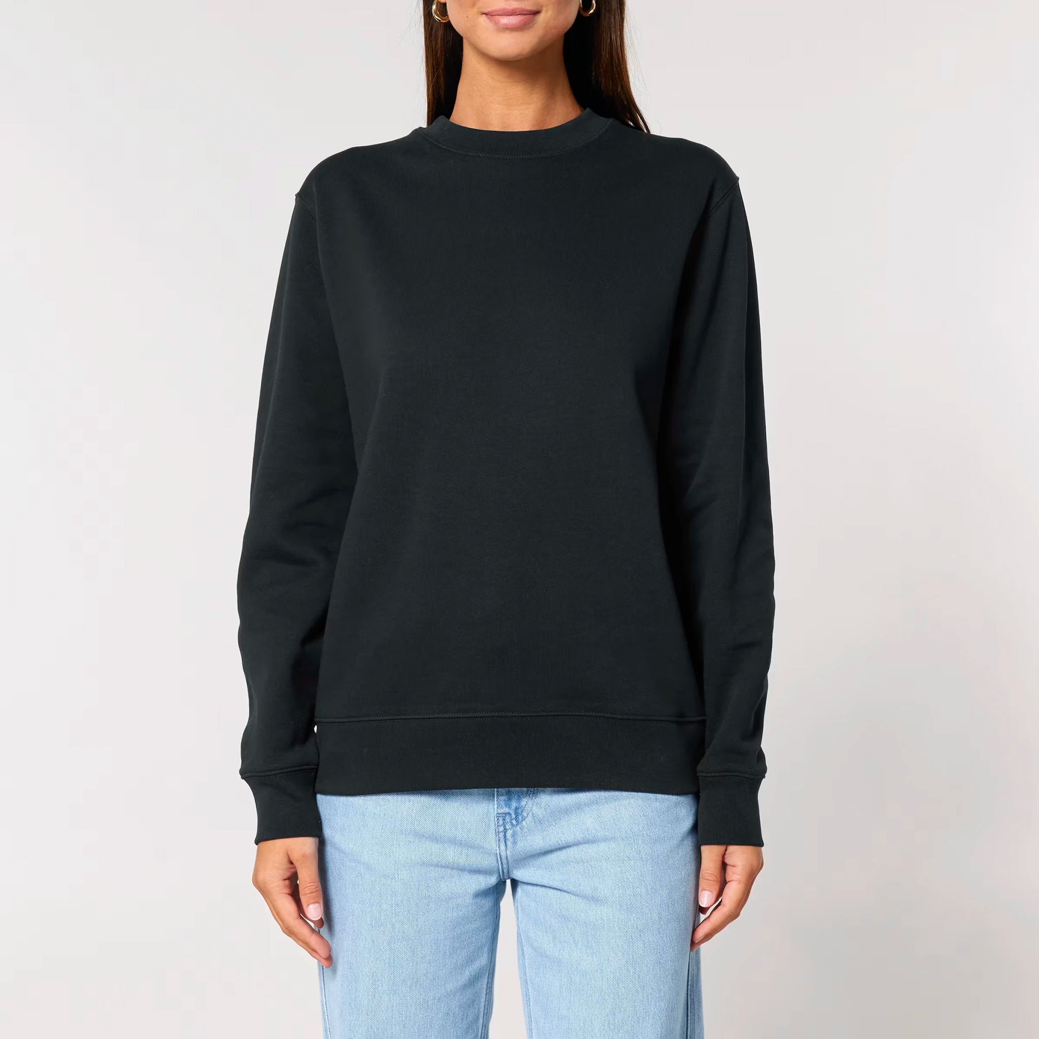 Unisex Heavyweight Organic Sweatshirt Black model female front Hollow System