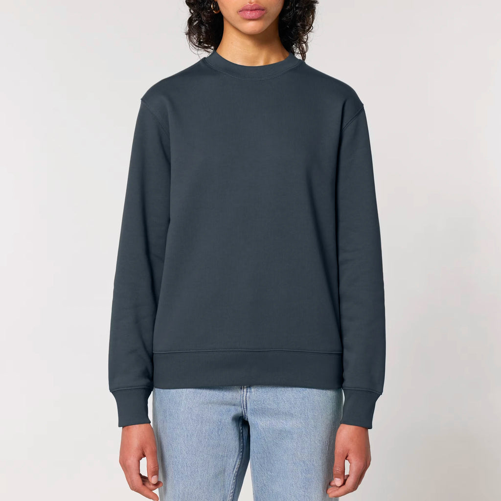 Unisex Heavyweight Organic Sweatshirt India Ink Grey model female front Hollow System